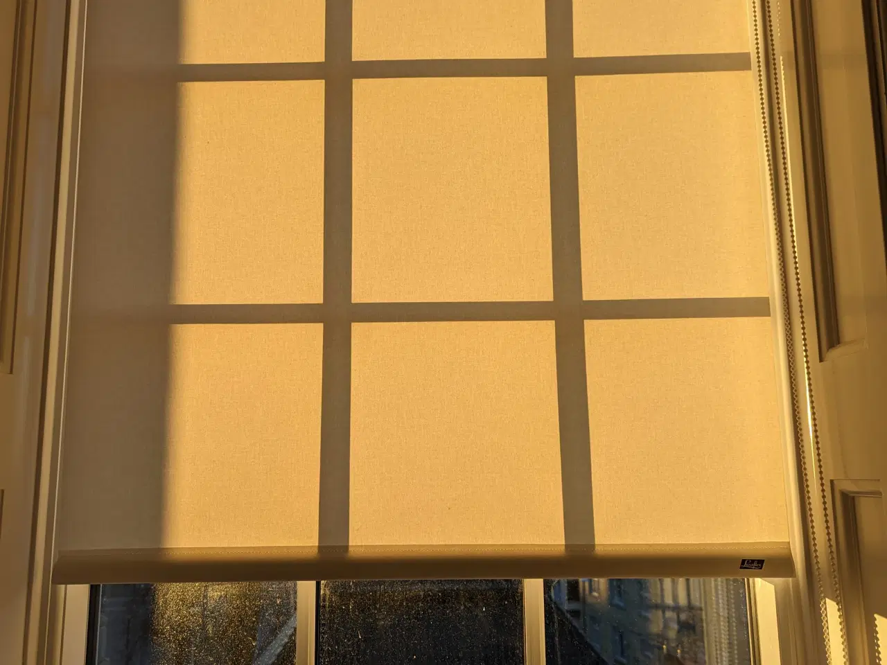 Billede 2 - 2 stk flotte Luxaflex hvide rulle gardiner u. fejl