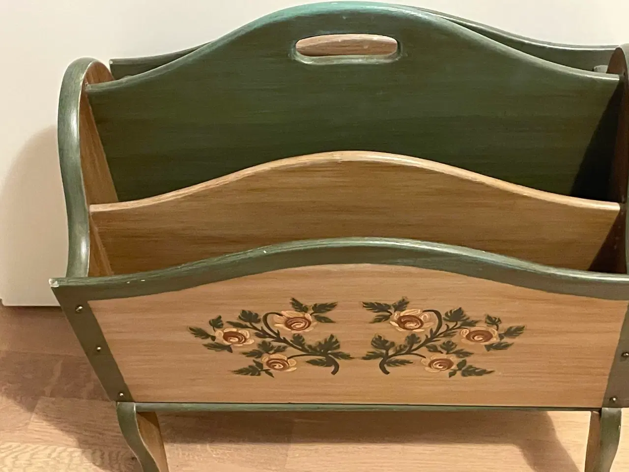 Billede 1 - Avisholder i malet træ