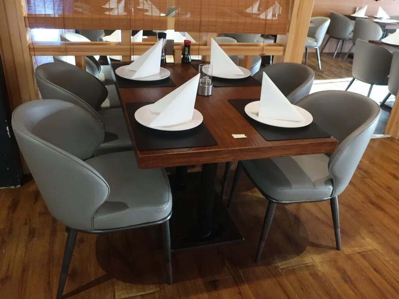 Billede 1 - Bord og 4 nye stole