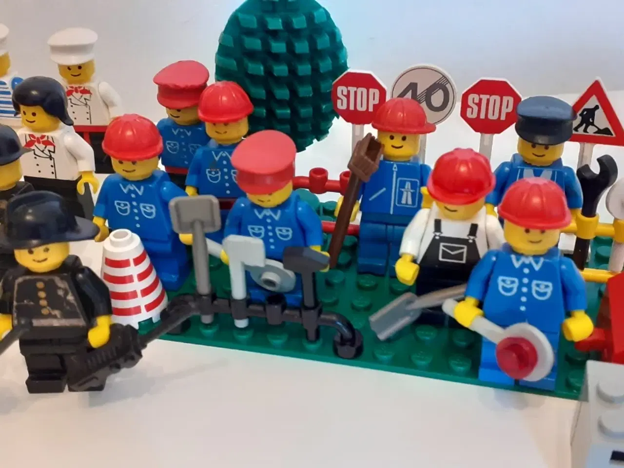 Billede 3 - LEGO figurer 32 stk + tilbehør (Fra 70 / 80´erne)