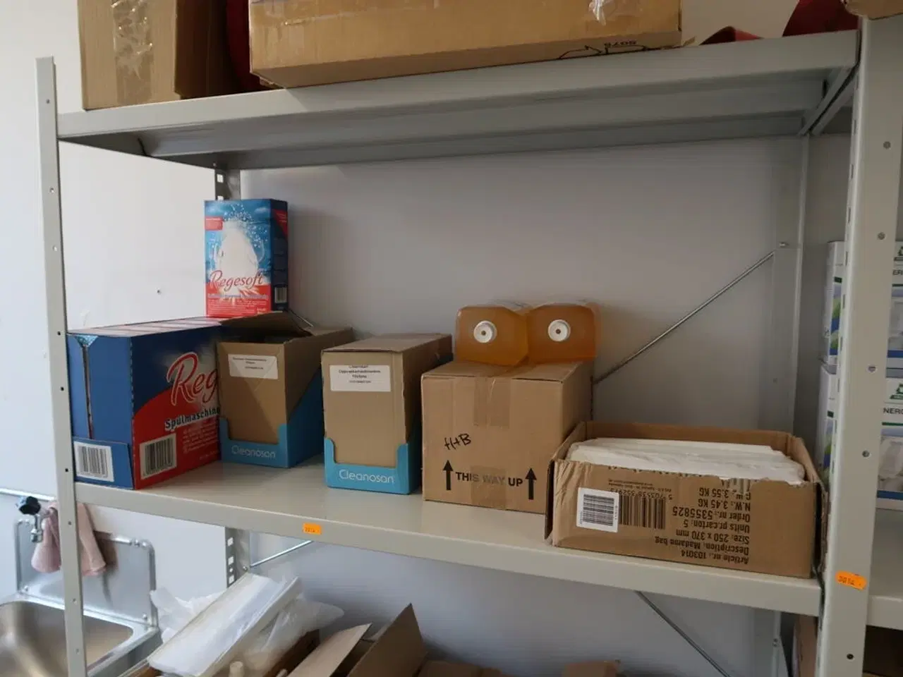 Billede 14 - 3 fag lagerreoler med div. Rengøringsmidler, rengøringsartikler m.m.