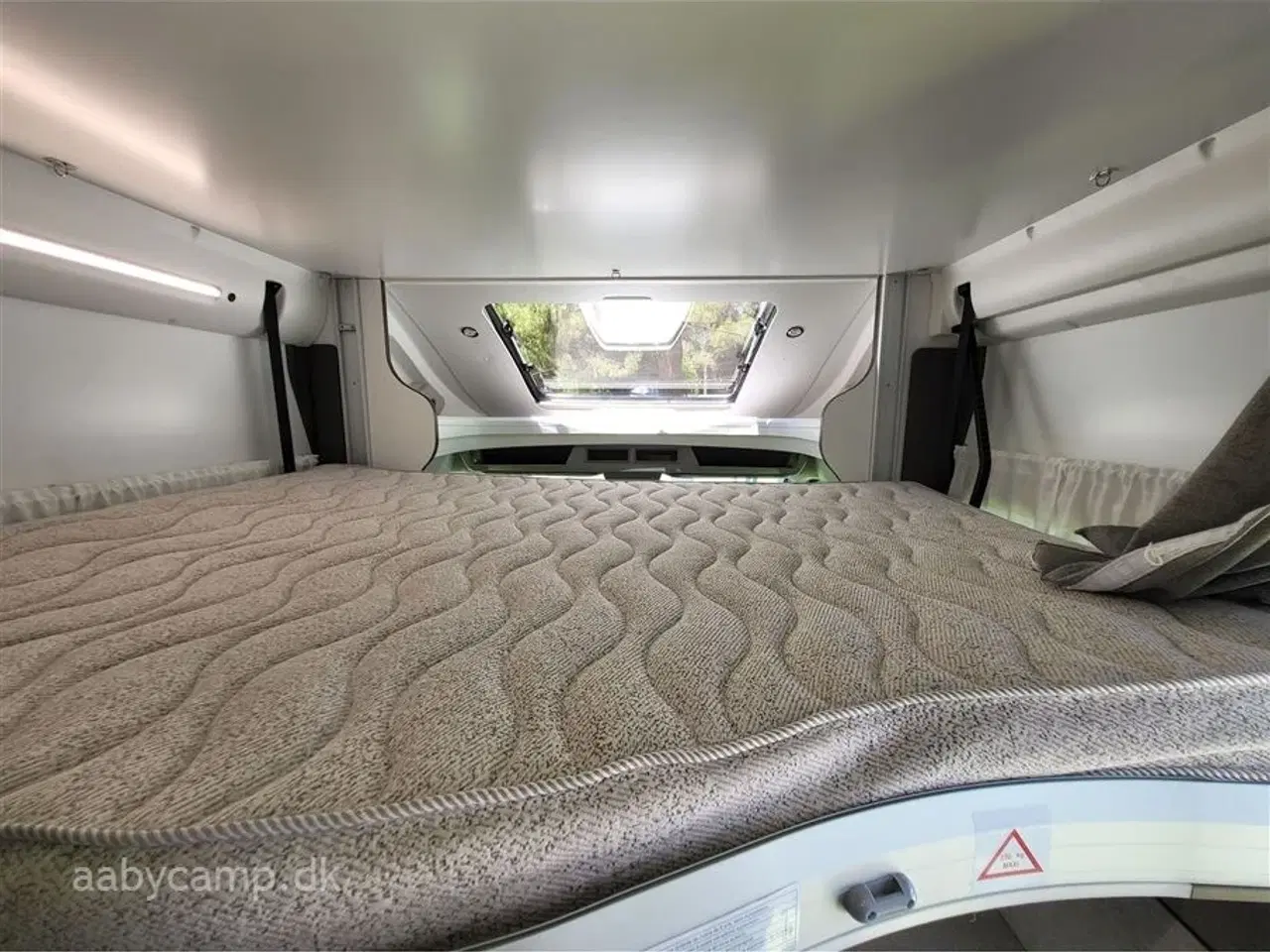 Billede 13 - 2025 - Benimar Tessoro 444   Rummelig top udstyret Camper