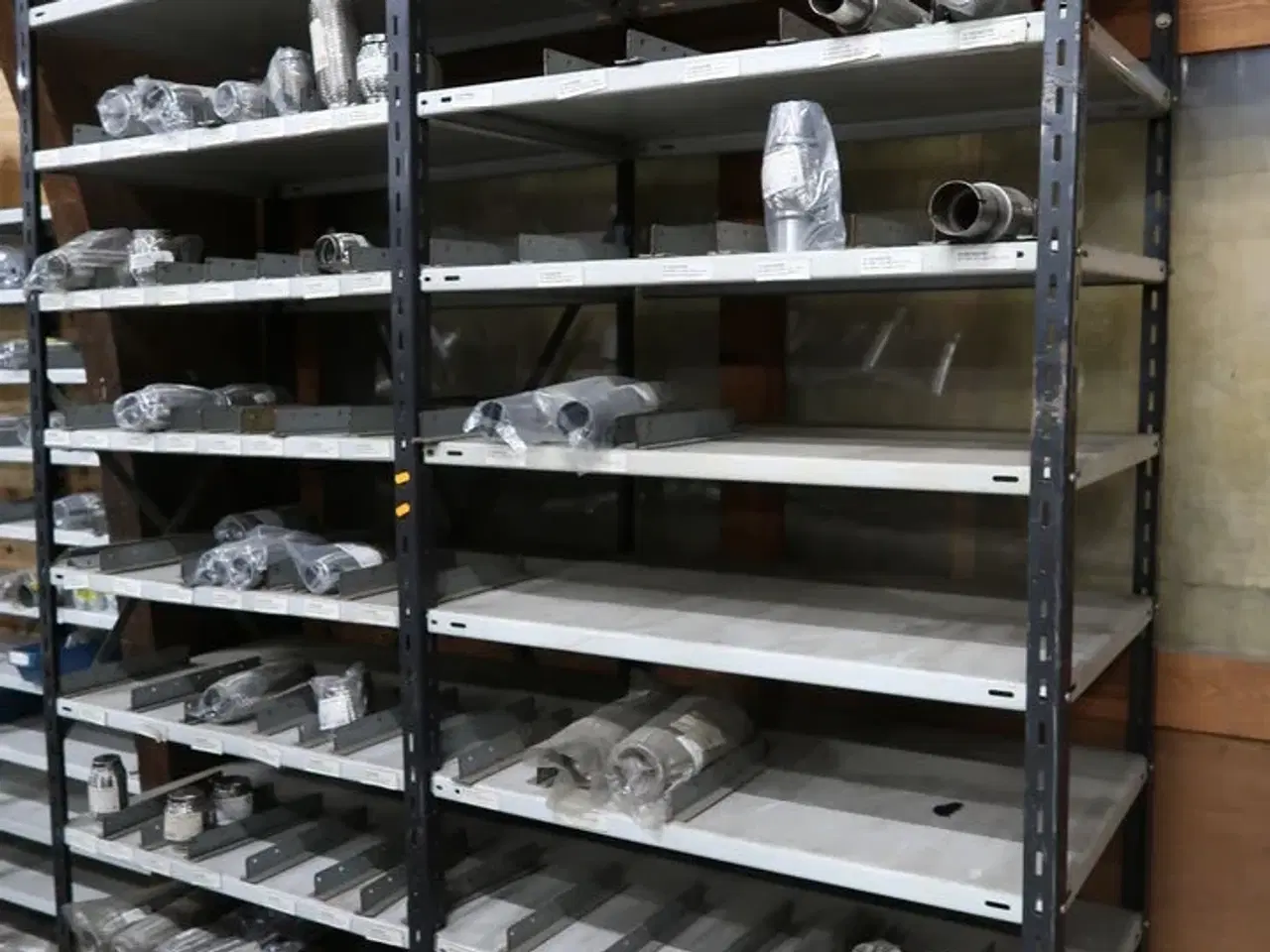 Billede 2 - 5 fag lagerreoler med indhold