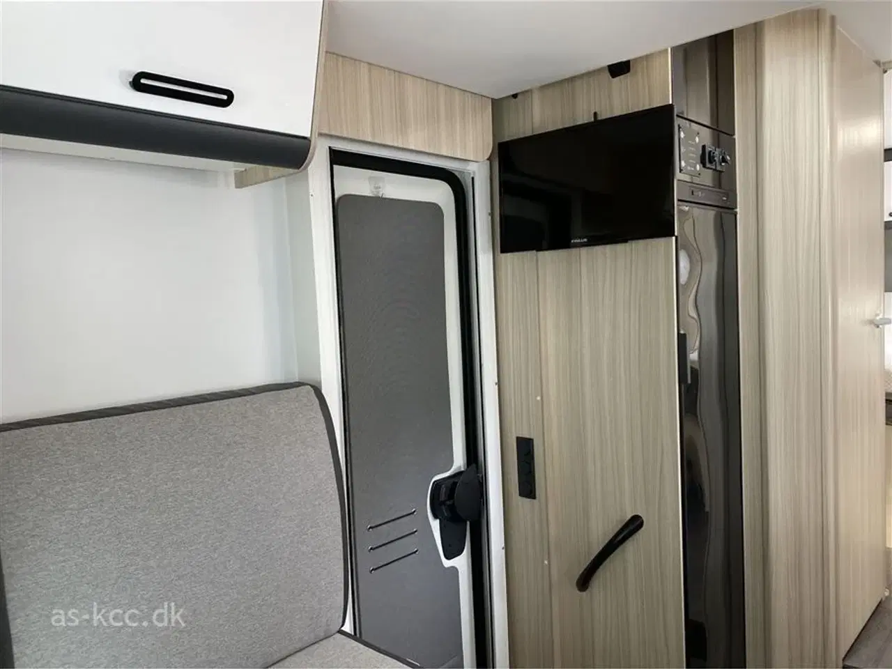 Billede 10 - 2021 - Sun Living S 75 SC   Sun Living S 75 SC autocamper med fritstående dobbeltseng.