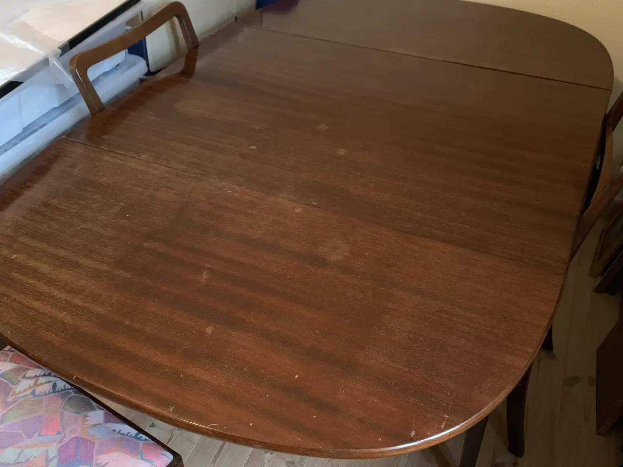 Billede 2 - Ovalt spisebord med klapper og 4 stole i mahogni