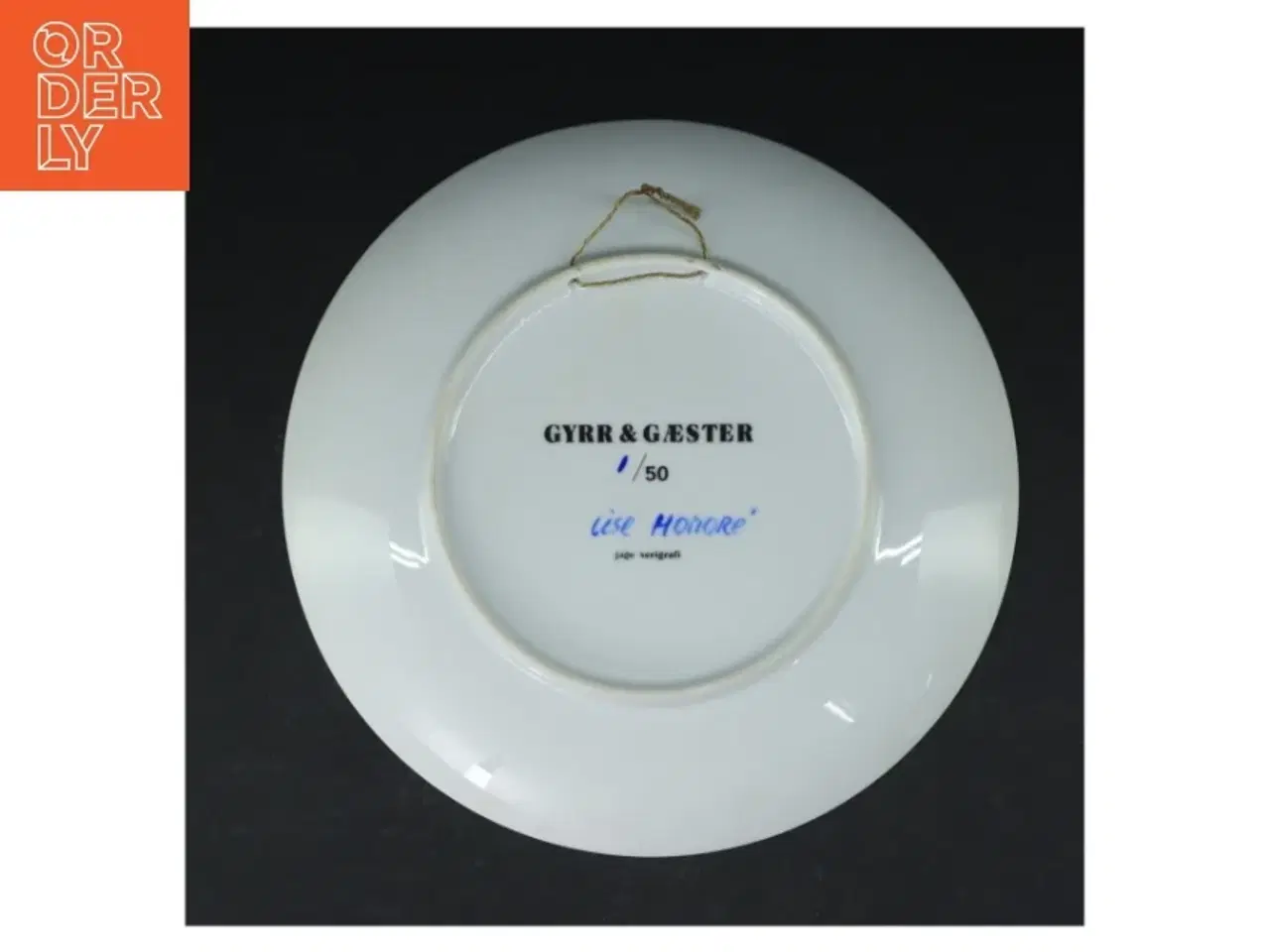 Billede 4 - Dekorativ tallerken med avistryk fra Gyrr og Gæster (str. Ø. 25 cm)
