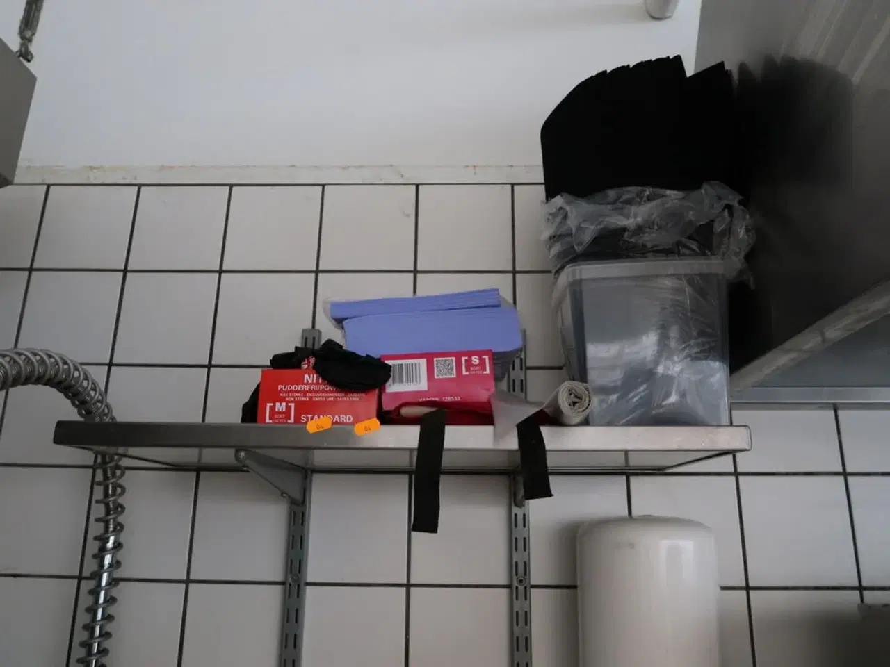 Billede 2 - Rustfri stålhylde med indhold