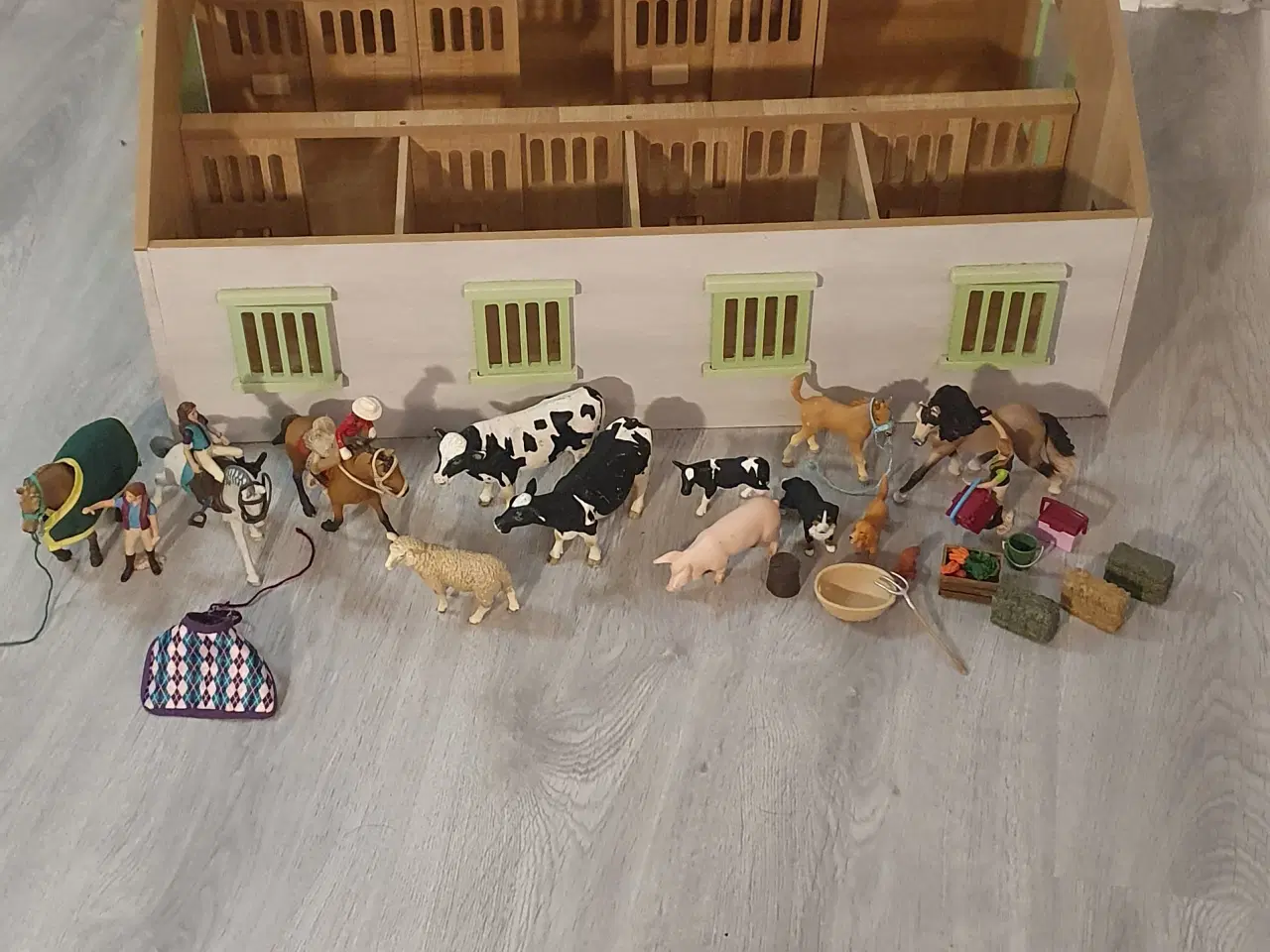Billede 6 - Ridestald med lys.