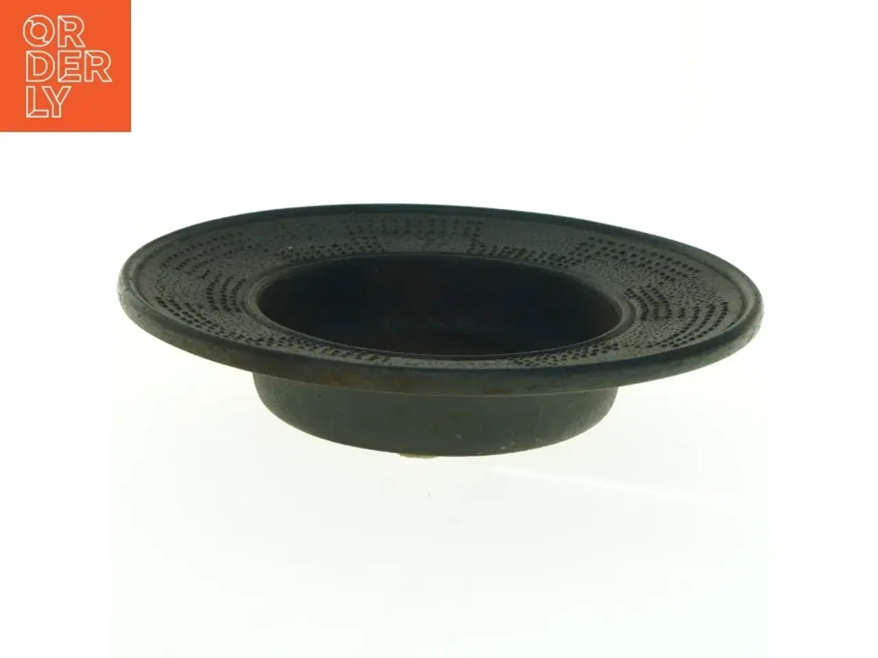 Billede 1 - Metal fad med relief kant fra Nyborg Jern (str. Diameter 26 cm)