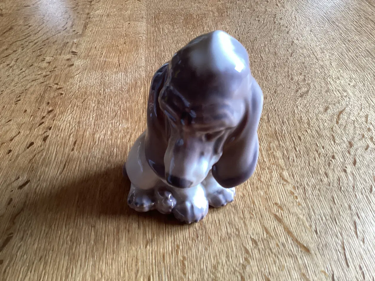 Billede 6 - Dahl Jensen siddende Basset hundehvalp nr 1065