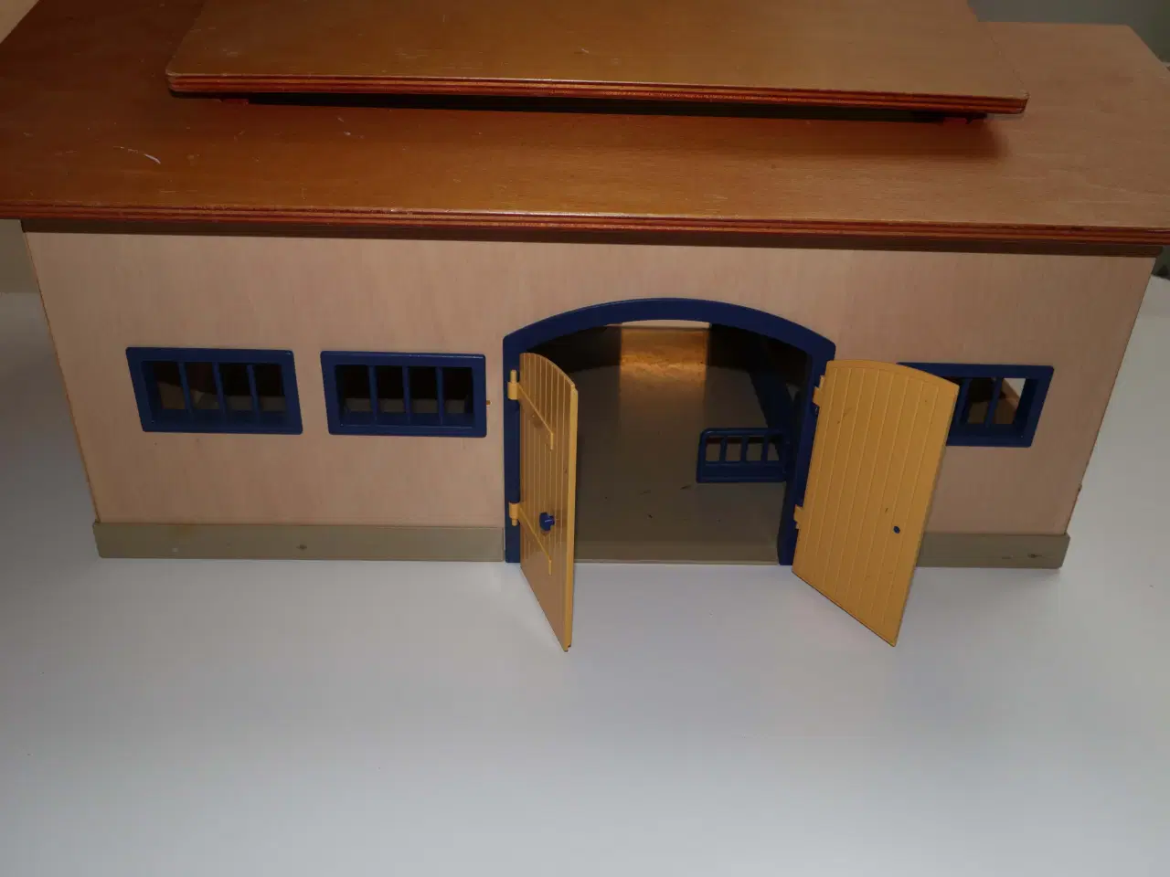 Billede 5 - Udgået Schleich stald (nr. 40165) brunlakeret tag