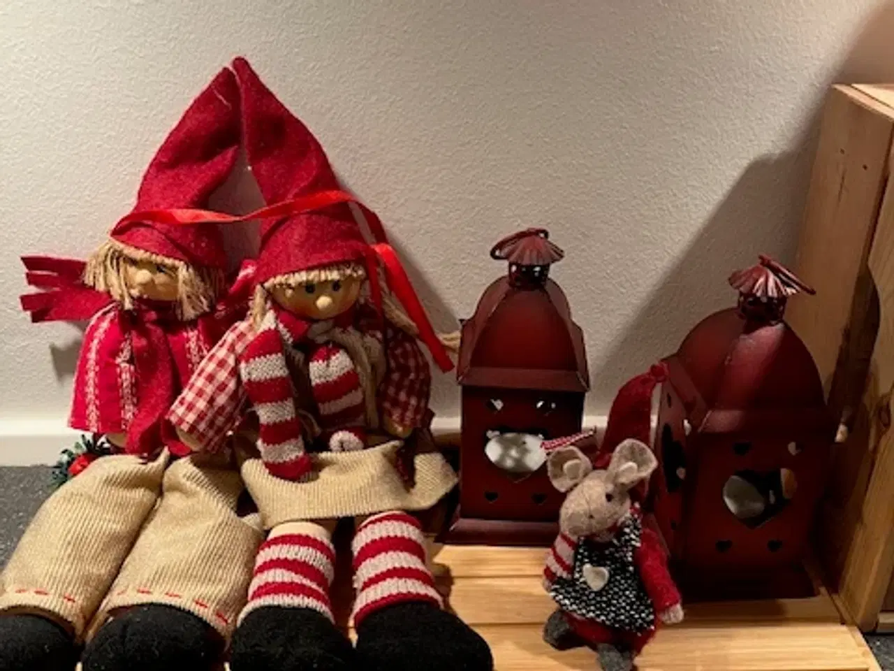 Billede 1 - Hygge til jul: Hyggeligt nissepar og julepynt sælg