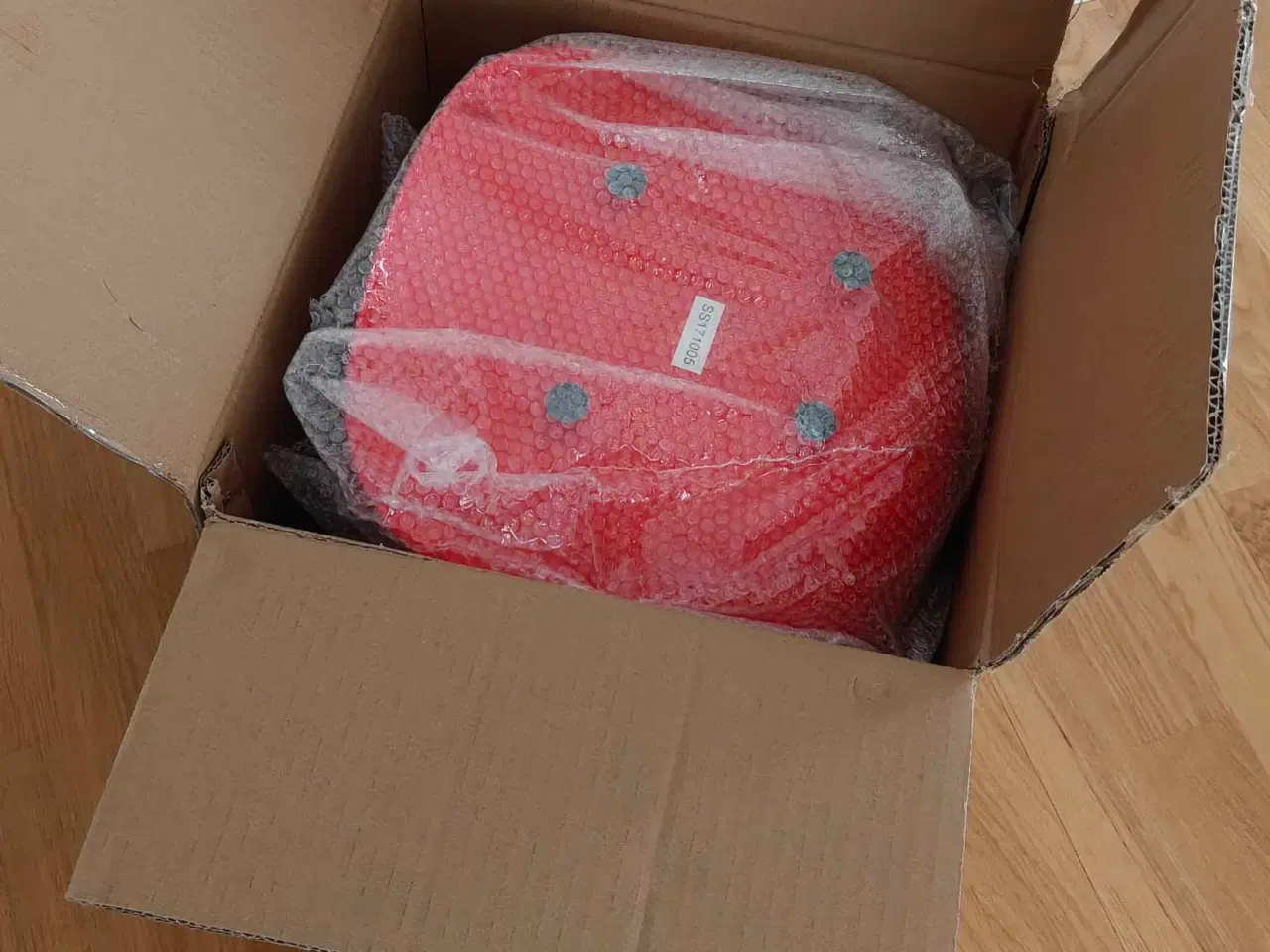 Billede 2 - Barnestol med rødt formstøbt sæde