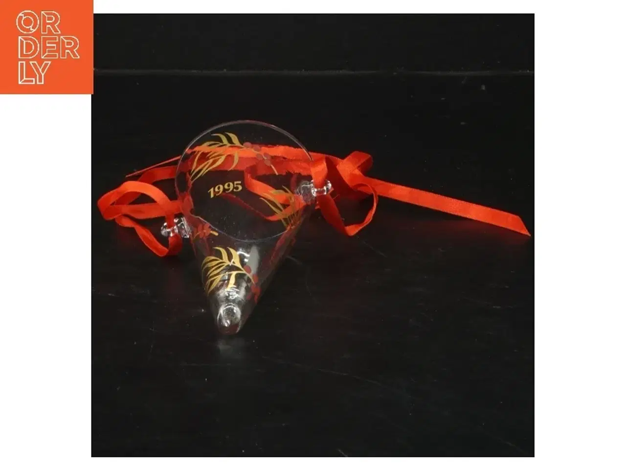 Billede 2 - Årets Kræmmerhus 1995 med rødt bånd fra Royal Copenhagen (str. 11x6 cm)