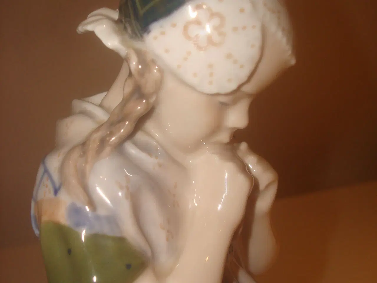 Billede 3 - Kgl figur -pige i bornholmerdragt 22 cm, nr 1323