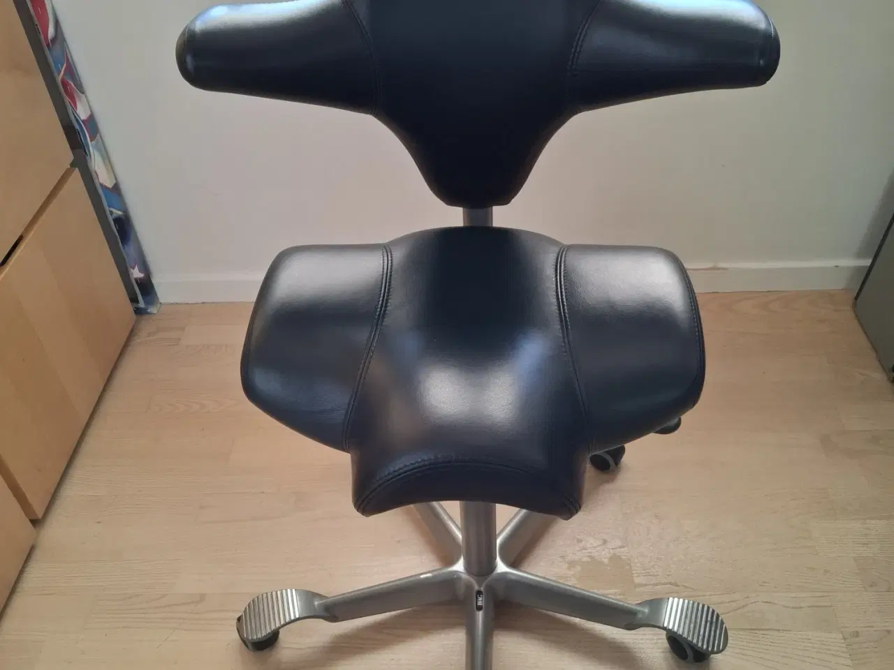 Billede 1 - Haag Capisco kontorstol i sort læder