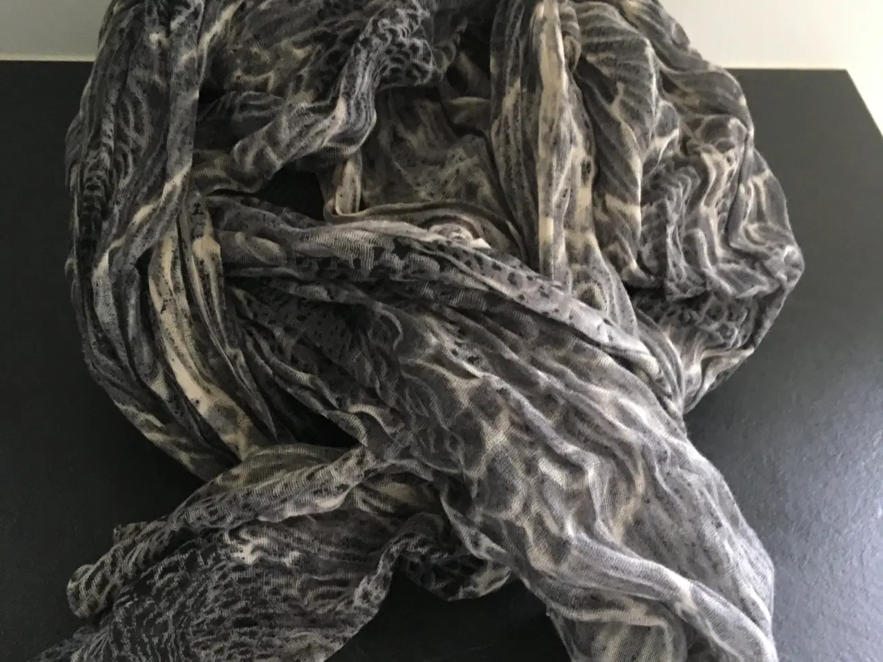 Billede 1 - Fint nyt stort tørklæde i sort/grå/beige