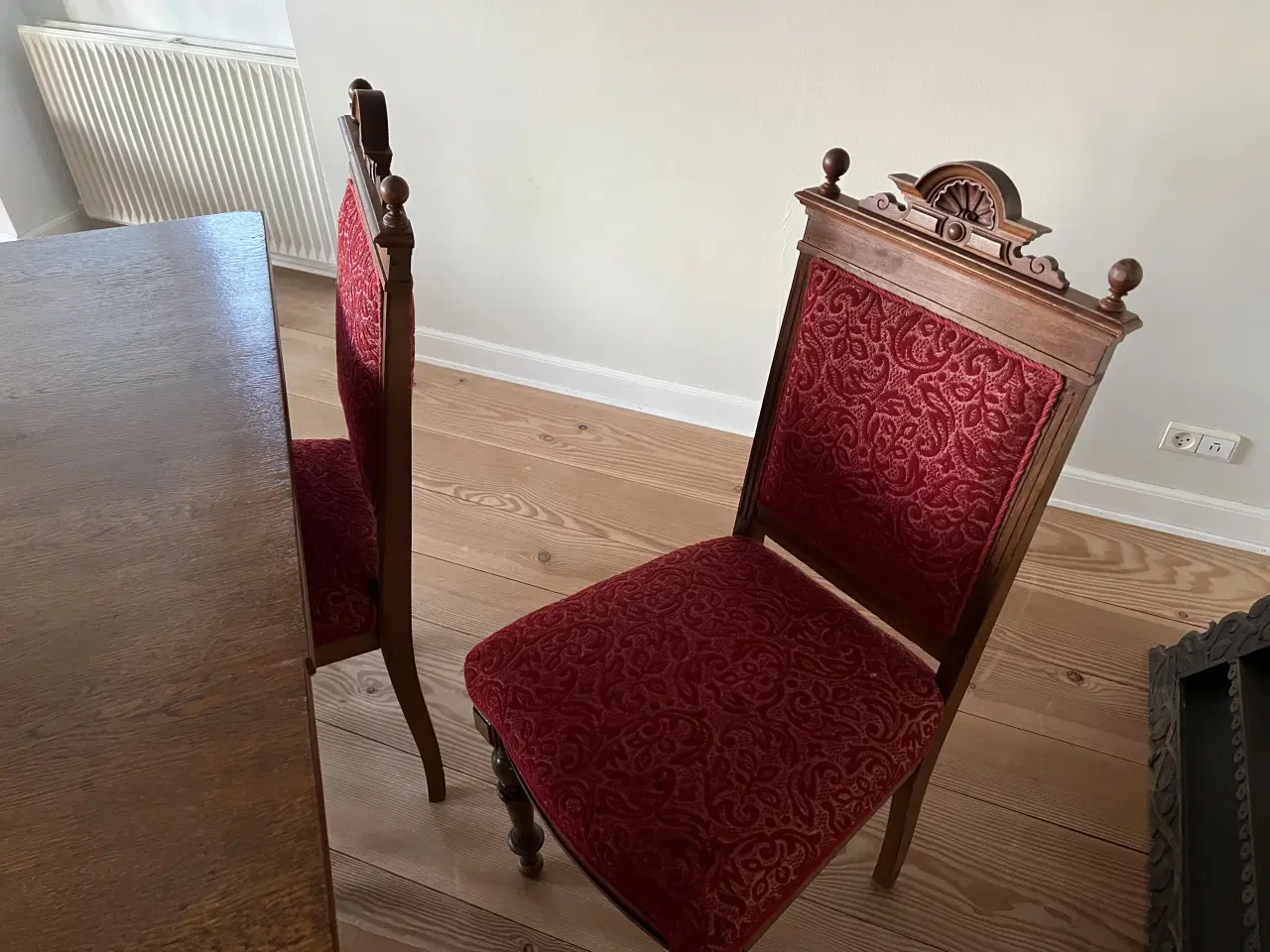 Billede 3 - Spisebord med 4 polstrede stole 