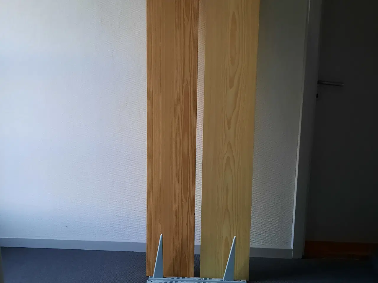 Billede 2 - Hyldesystem Træ 2 plader 6 hyldebeslag