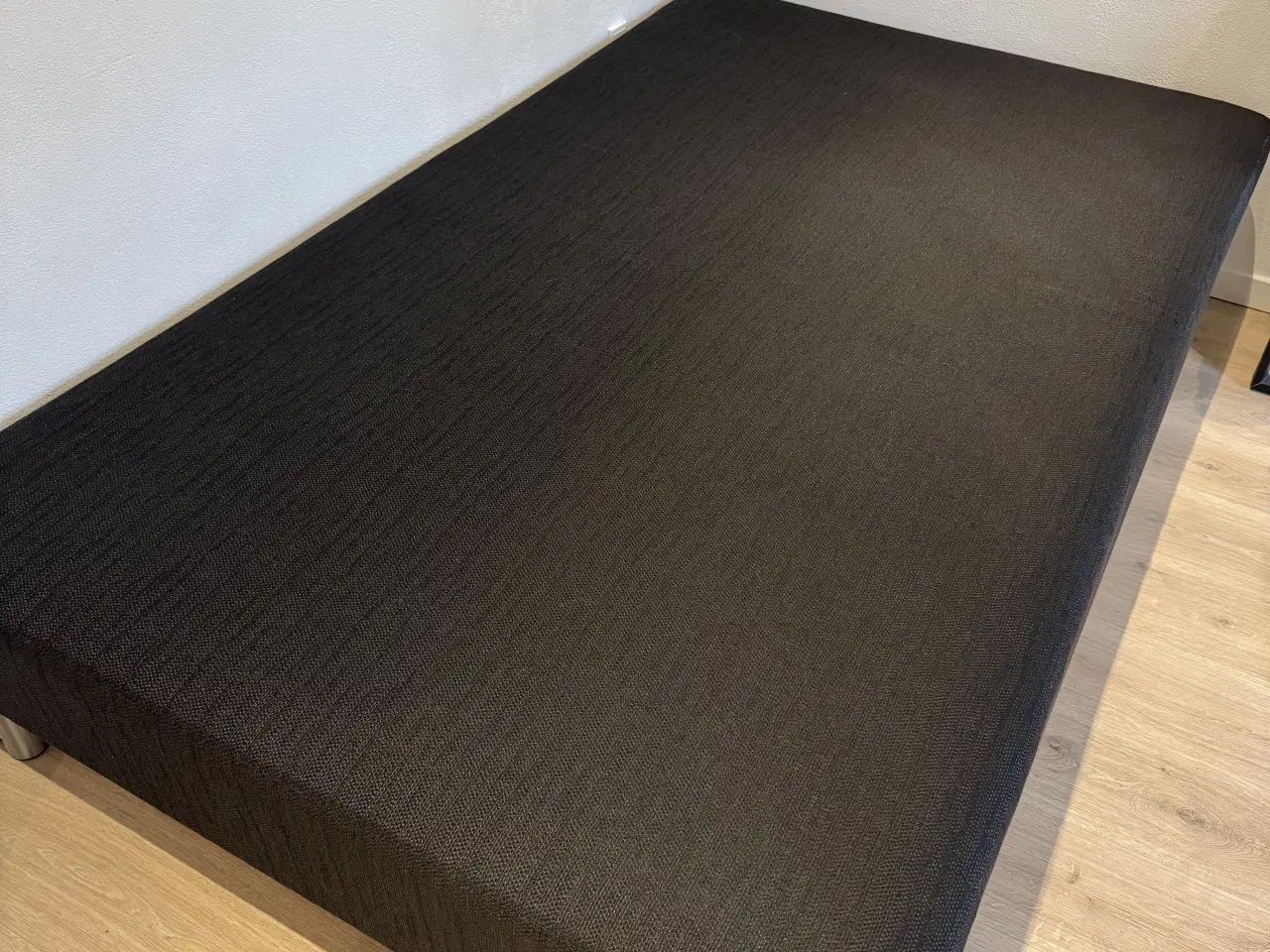 Billede 2 - Seng med sort betræk