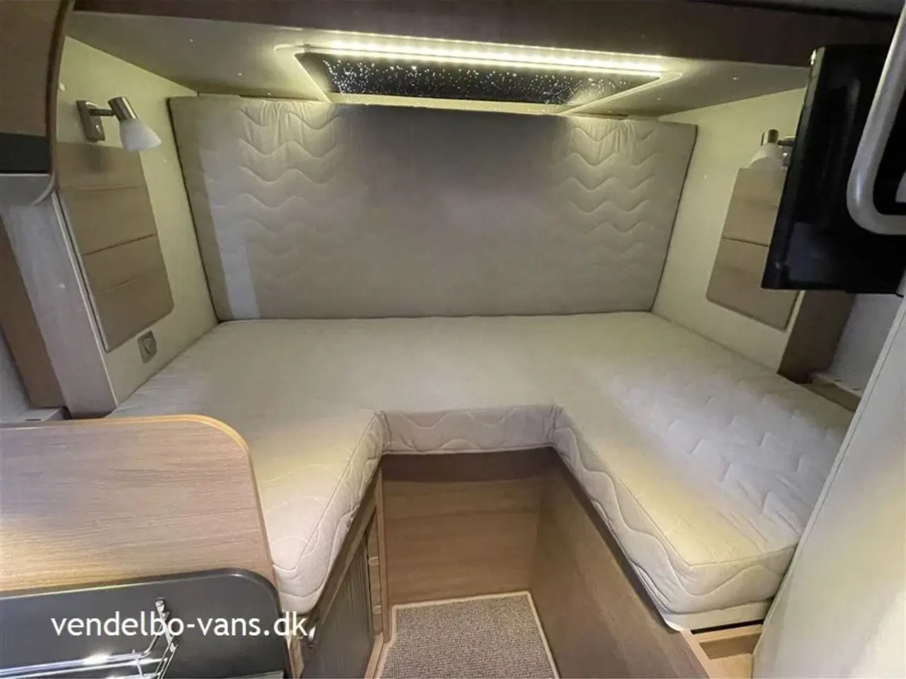 Billede 19 - 2018 - Adria Compact SLS   Smal camper på under 6 m længde - tryk på knappen og den vokser!