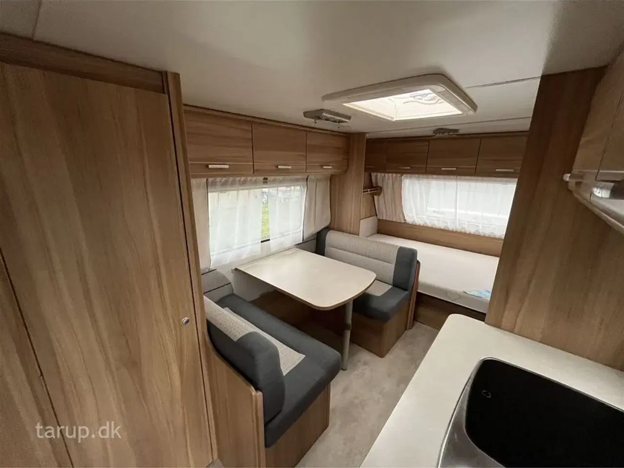 Billede 7 - 2014 - Caravelair Antares Luxe 527 Fortelt: Isabella Commodore Concept, mover, tv-antenne, sidesiddegruppe, kompressor køleskab m/ frostboks, 3 køjer og dobbeltseng