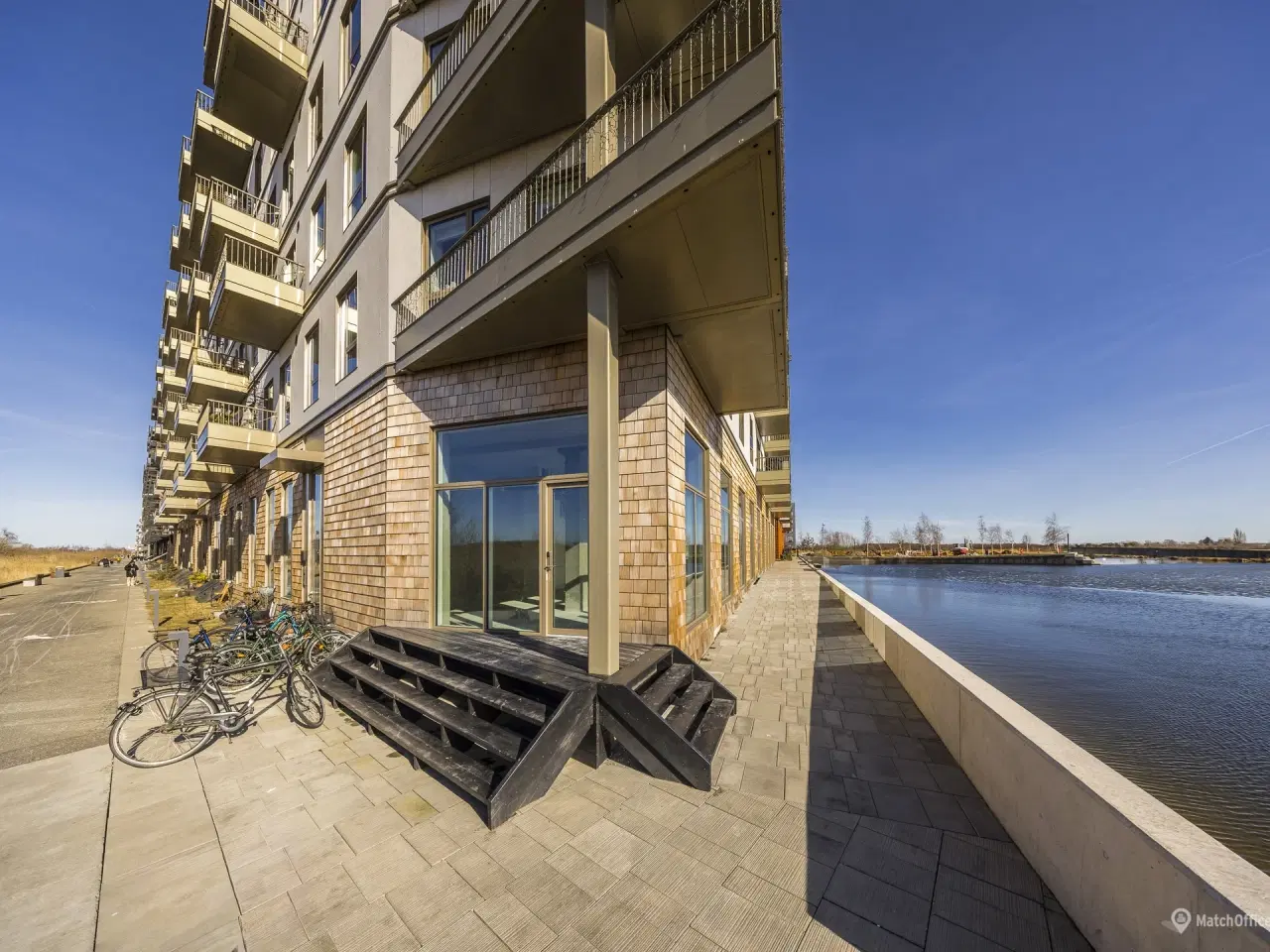 Billede 3 - 691 m² erhvervslejemål med skøn beliggenhed lige foran lille sø