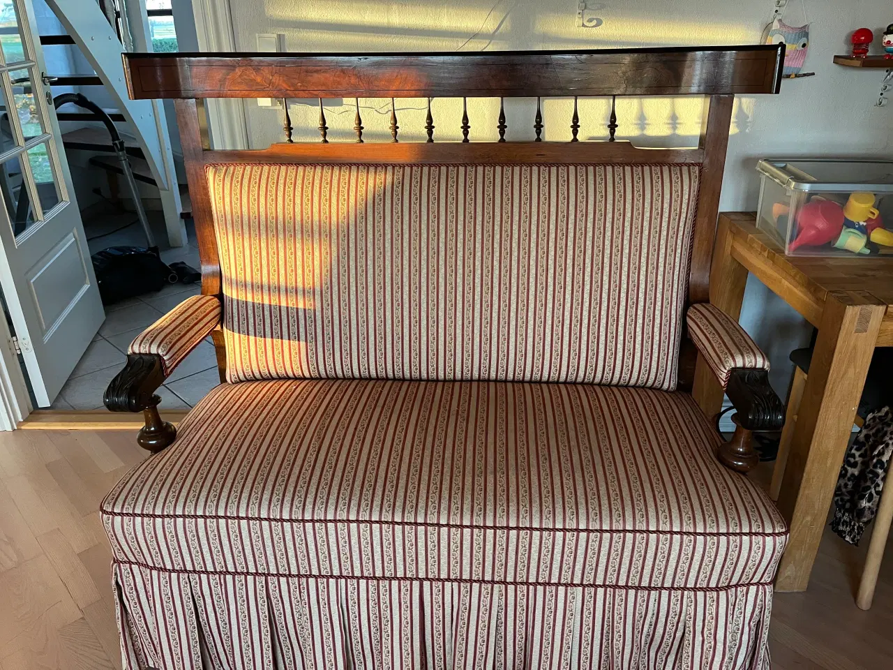 Billede 1 - Antiksofa med rødstribet stof