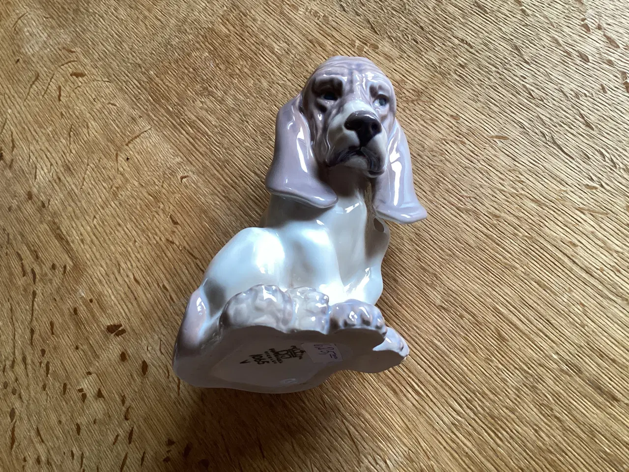 Billede 9 - Dahl Jensen siddende Basset hundehvalp nr 1065