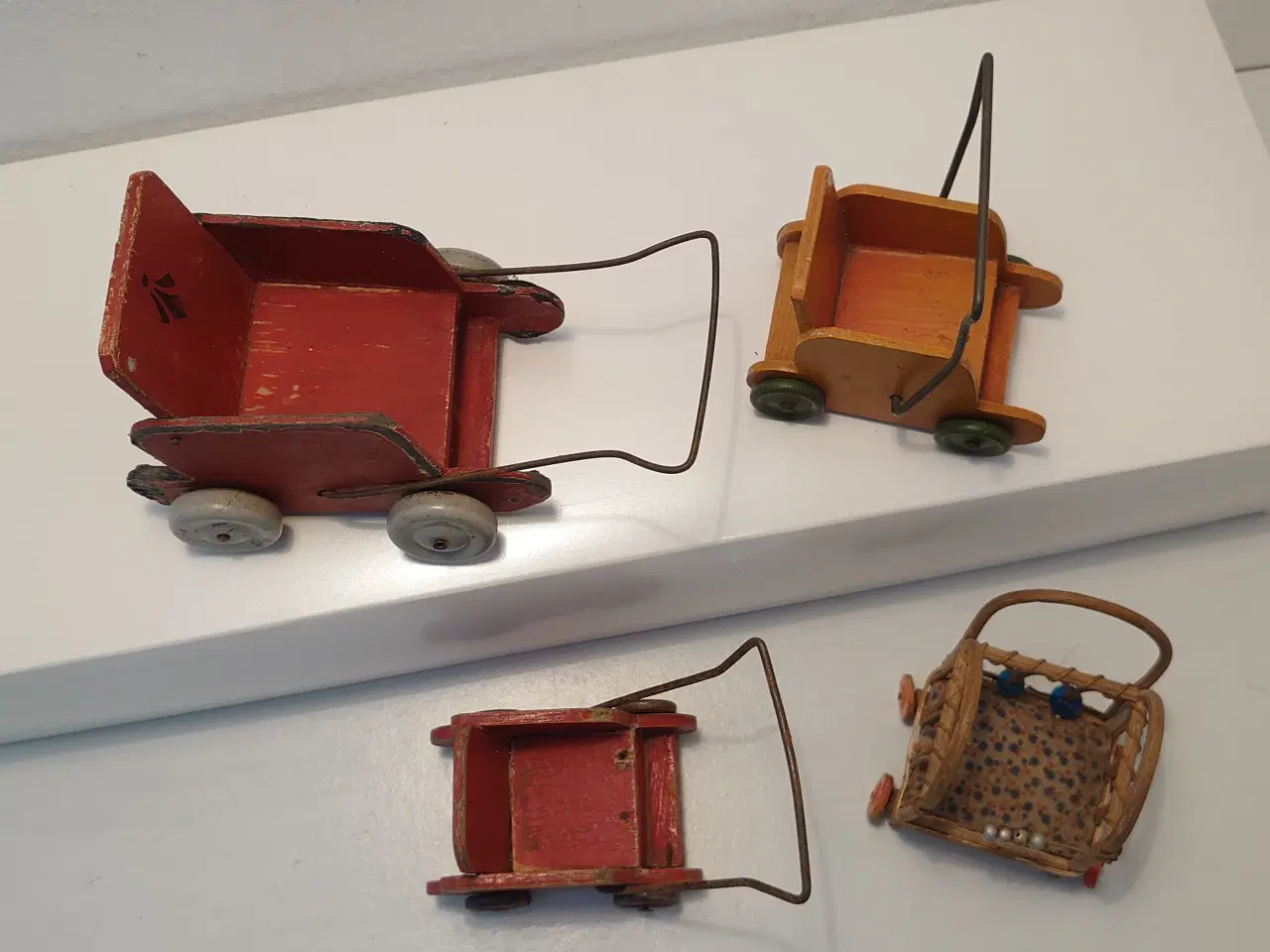 Billede 4 - 4 stk gamle miniature dukkevogne. Ca 1930-40