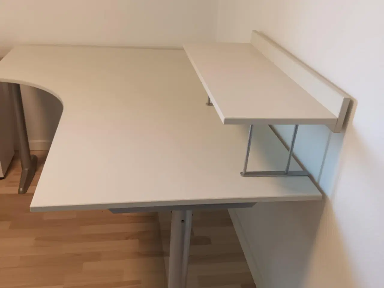 Billede 1 - Hjørneskrivebord med ekstra hylde