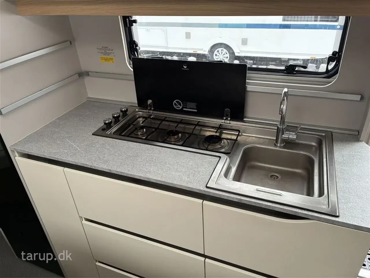 Billede 11 - 2021 - Adria Adora 613 PK Truma SX mover, Combifyr, Køjer og dobbeltseng, rund-siddegruppe og el-gulv-varme, 142 l. stort køleskab m/ frys, bluetooth højttalere, USB