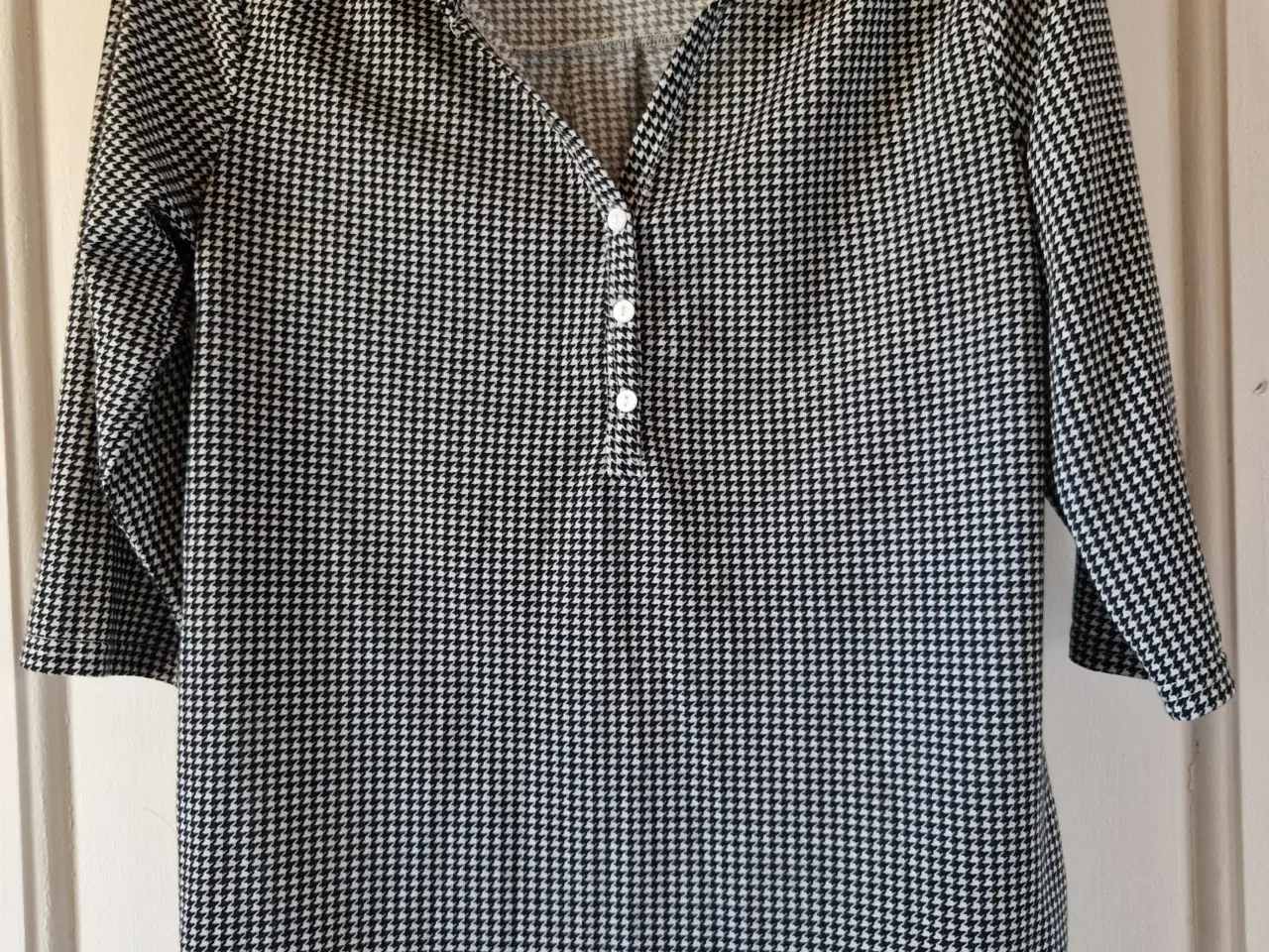 Billede 1 - VRS sort og hvid bluse, størrelse S