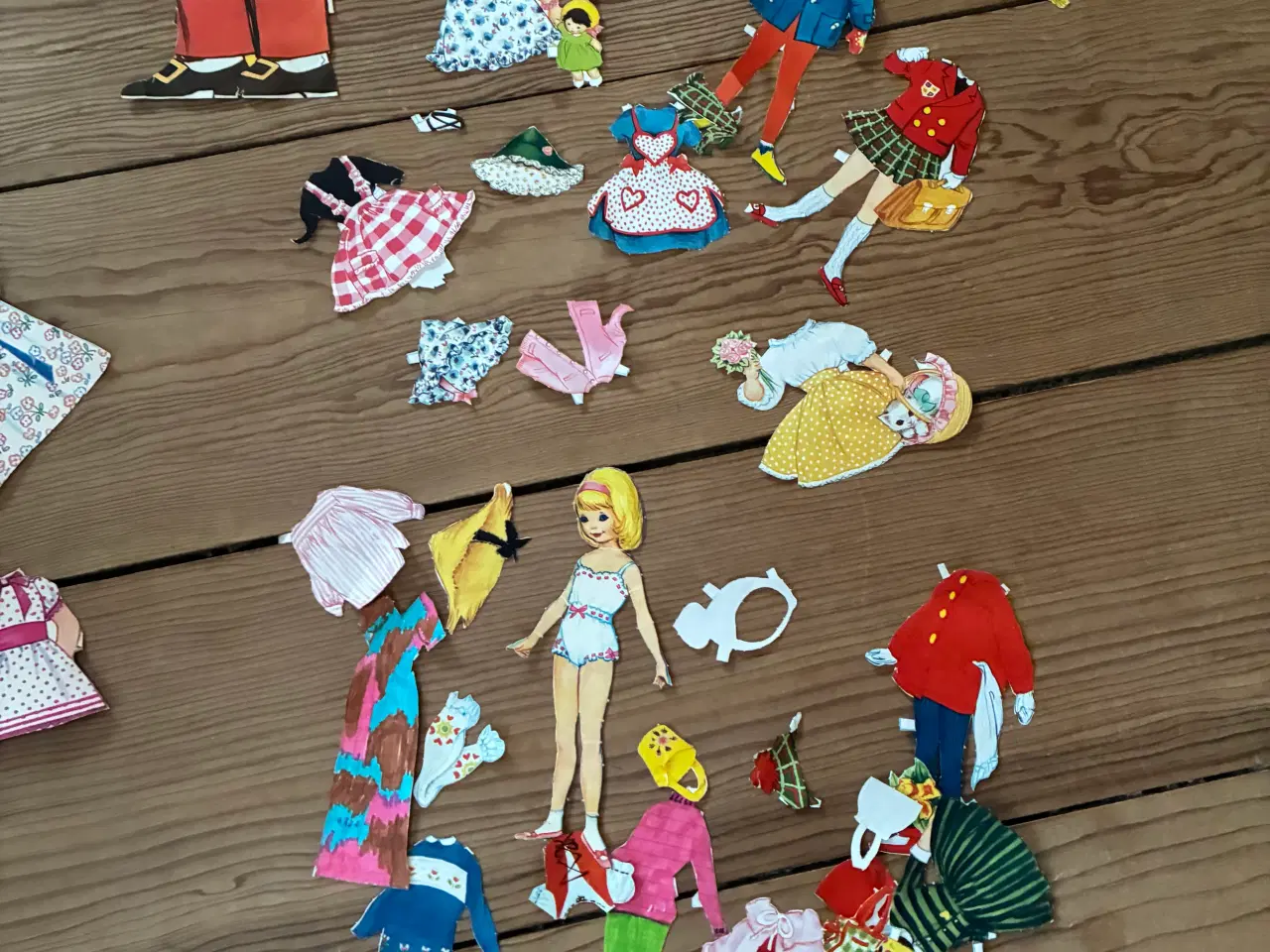 Billede 2 - Påklædningsdukker fra 1976