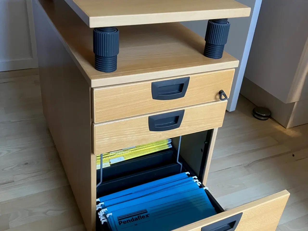 Billede 2 - Hævesænkebord med trolley