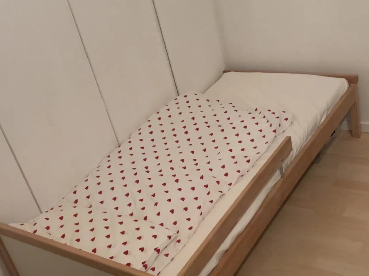 Billede 3 - IKEA juniorseng + pletfri madras sælges