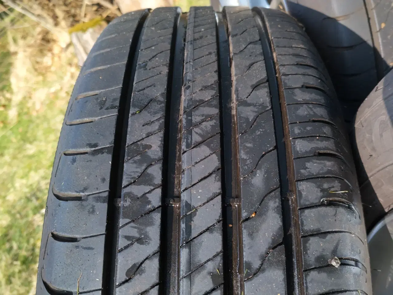Billede 2 - Sommerdæk, næsten nye Goodyear 215-55-17 med Fælge