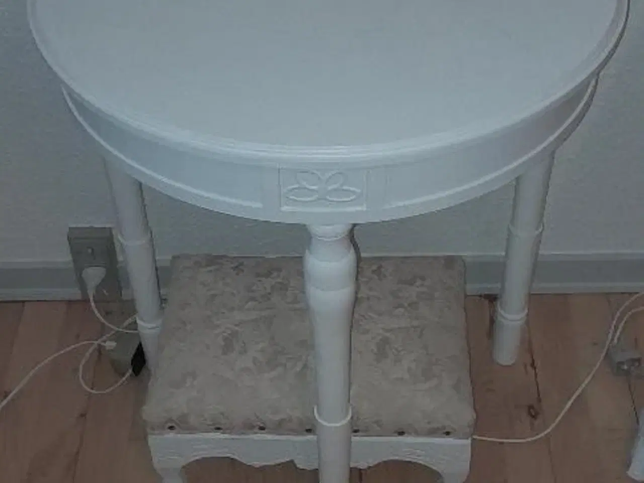 Billede 1 - Halvrundt bord med skammel