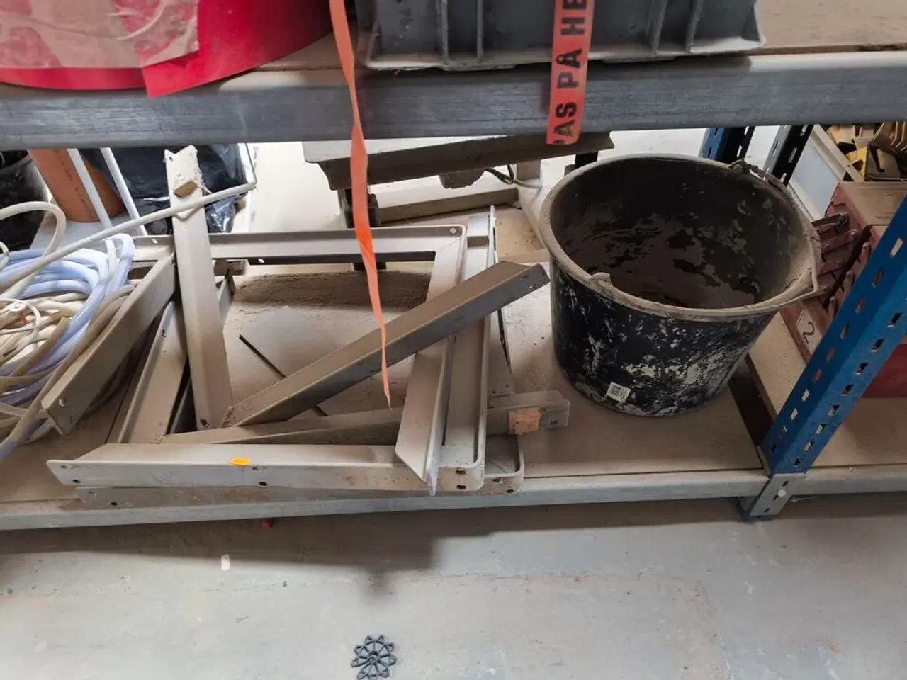 Billede 17 - Indhold på reol (venstre fag)