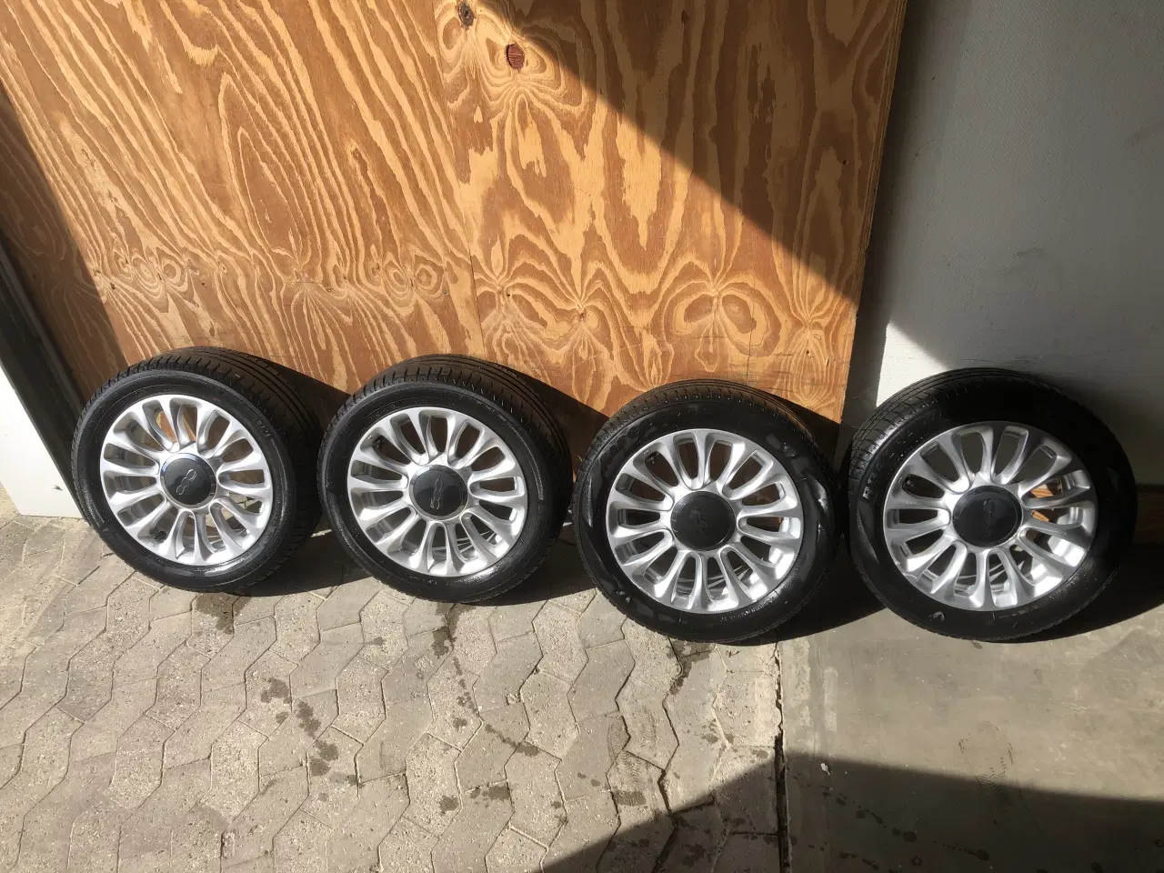 Billede 5 - Fiat 500 Lounge fælge sommerdæk