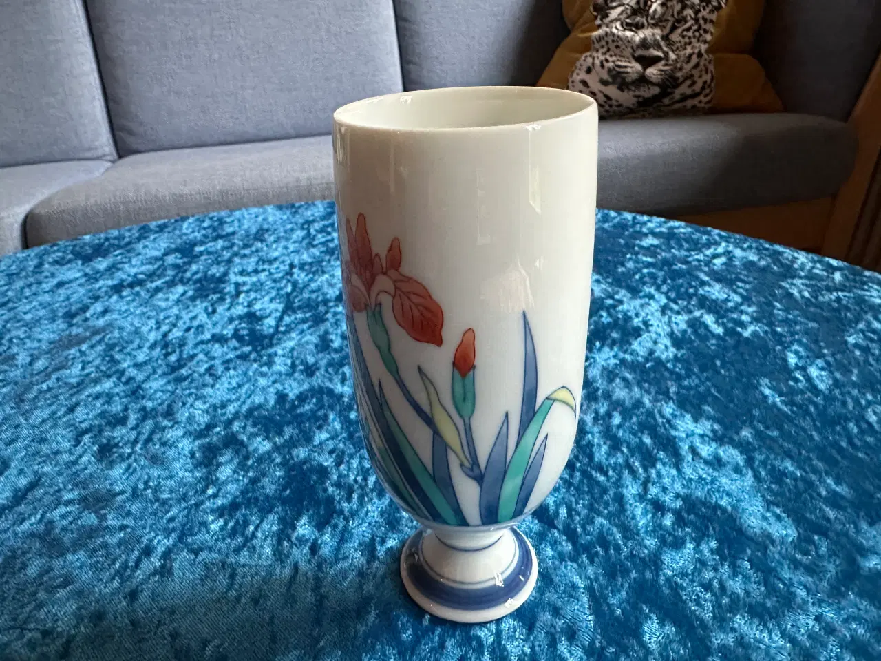 Billede 2 - Lille porcelænsvase med orange iris sælges