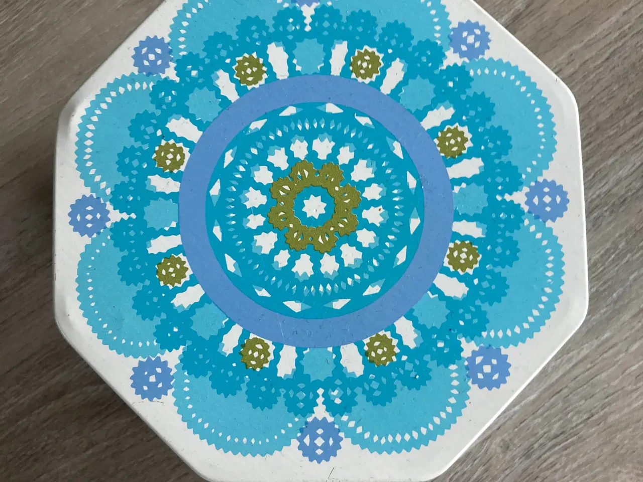 Billede 2 - Ottekantet metaldåse fra IRA