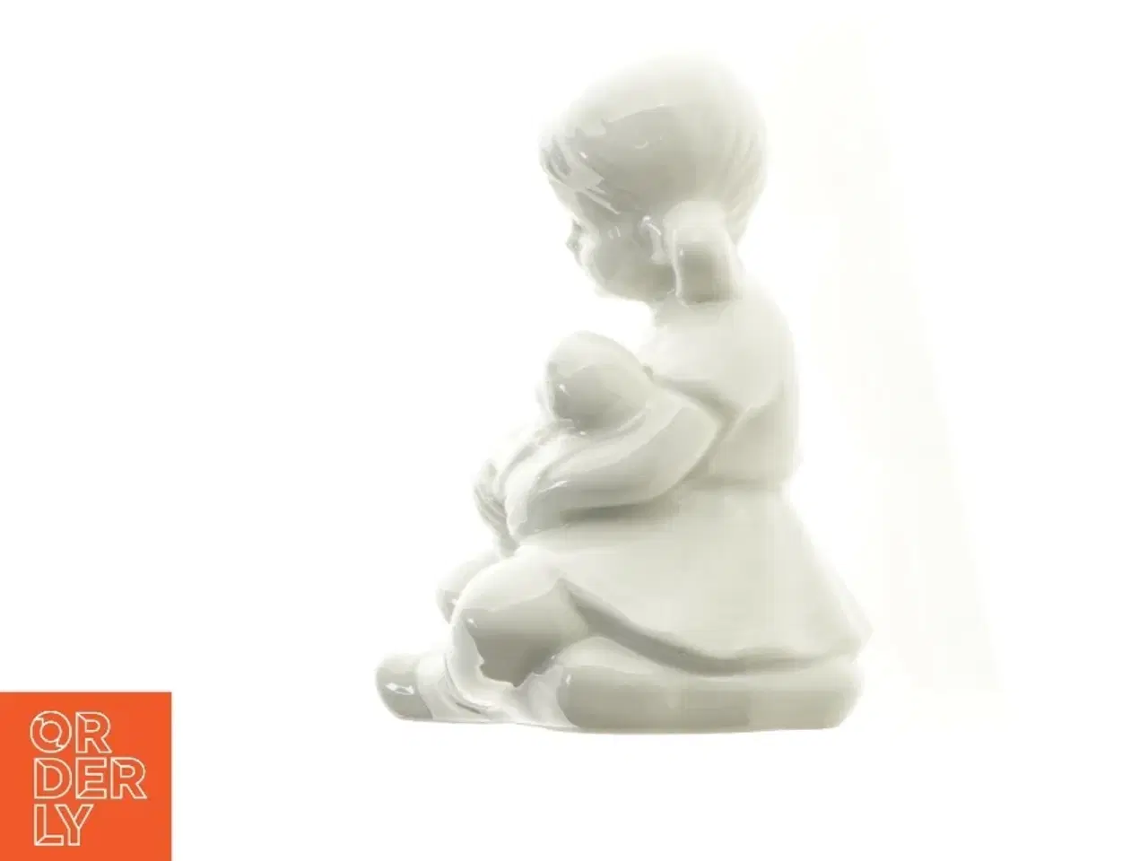 Billede 2 - Porcelænsfigur af lille pige med dukke (str. 11 cm)