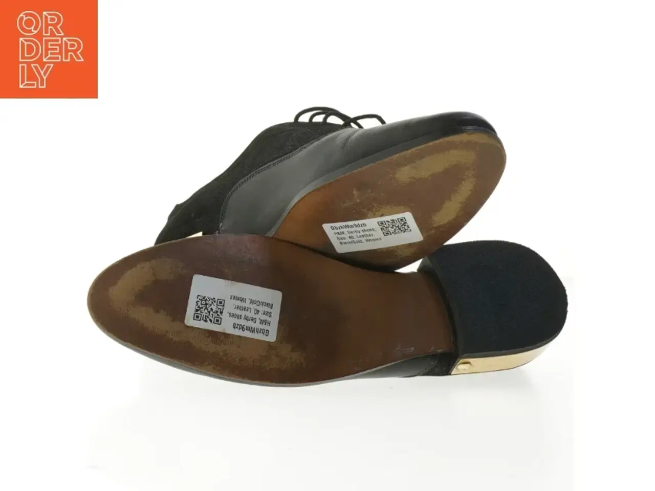 Billede 3 - Sort sko med gulddetalje (str. 40 )