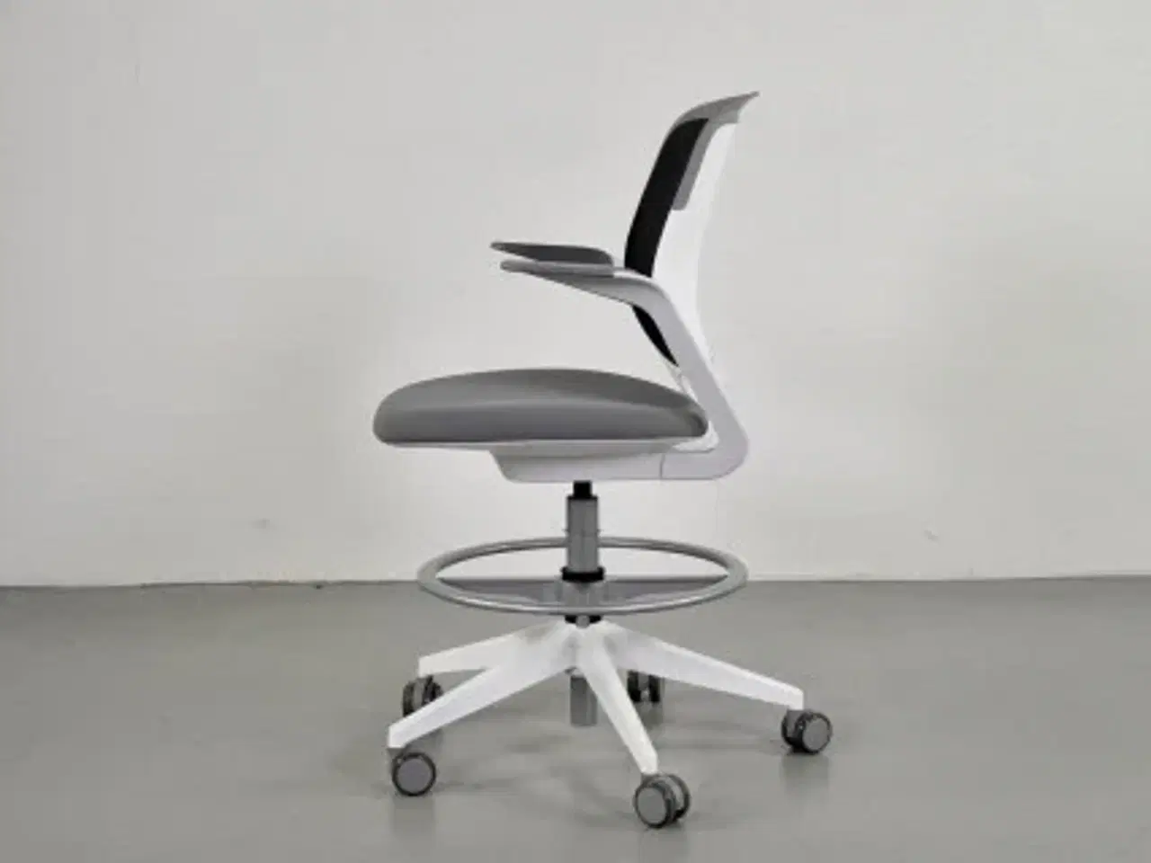 Billede 4 - Steelcase cobi møde-/kontorstol med armlæn, grå polster og hvidt stel, med hjul