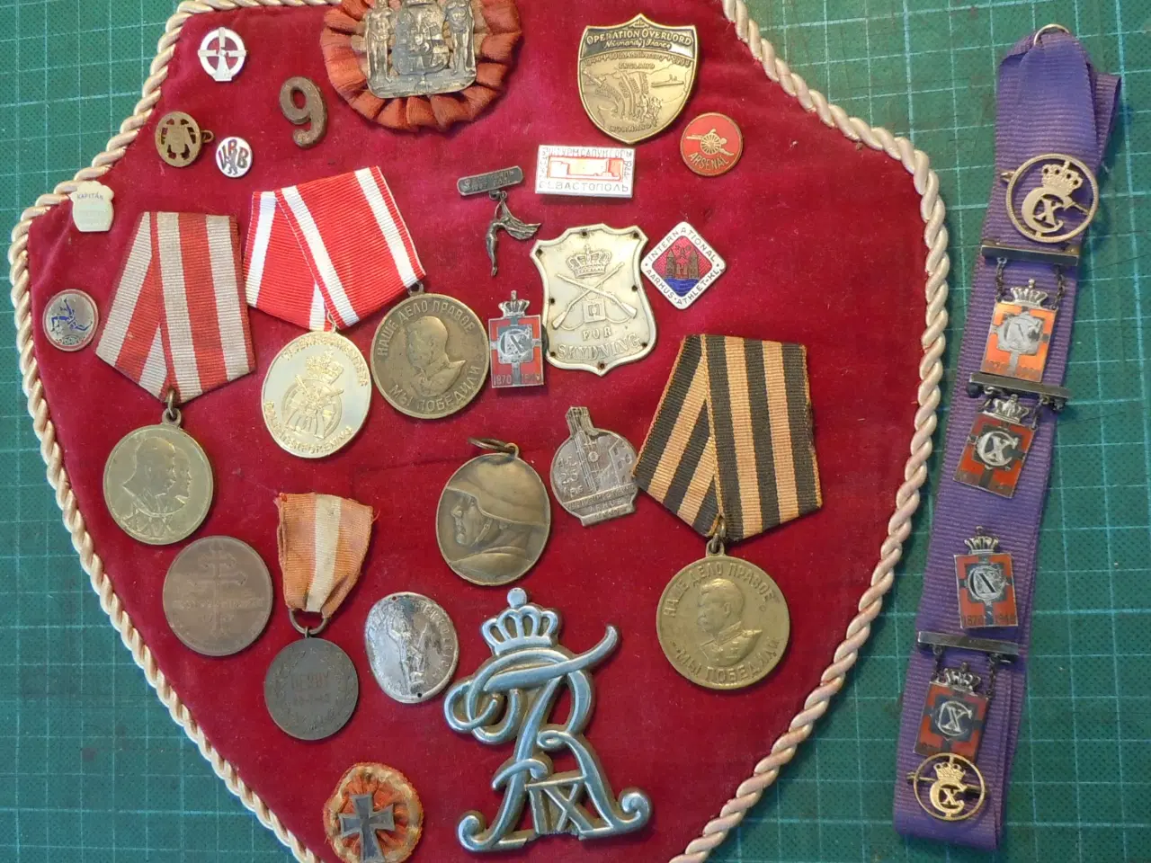 Billede 2 - Mønte, medaljer og mærker.