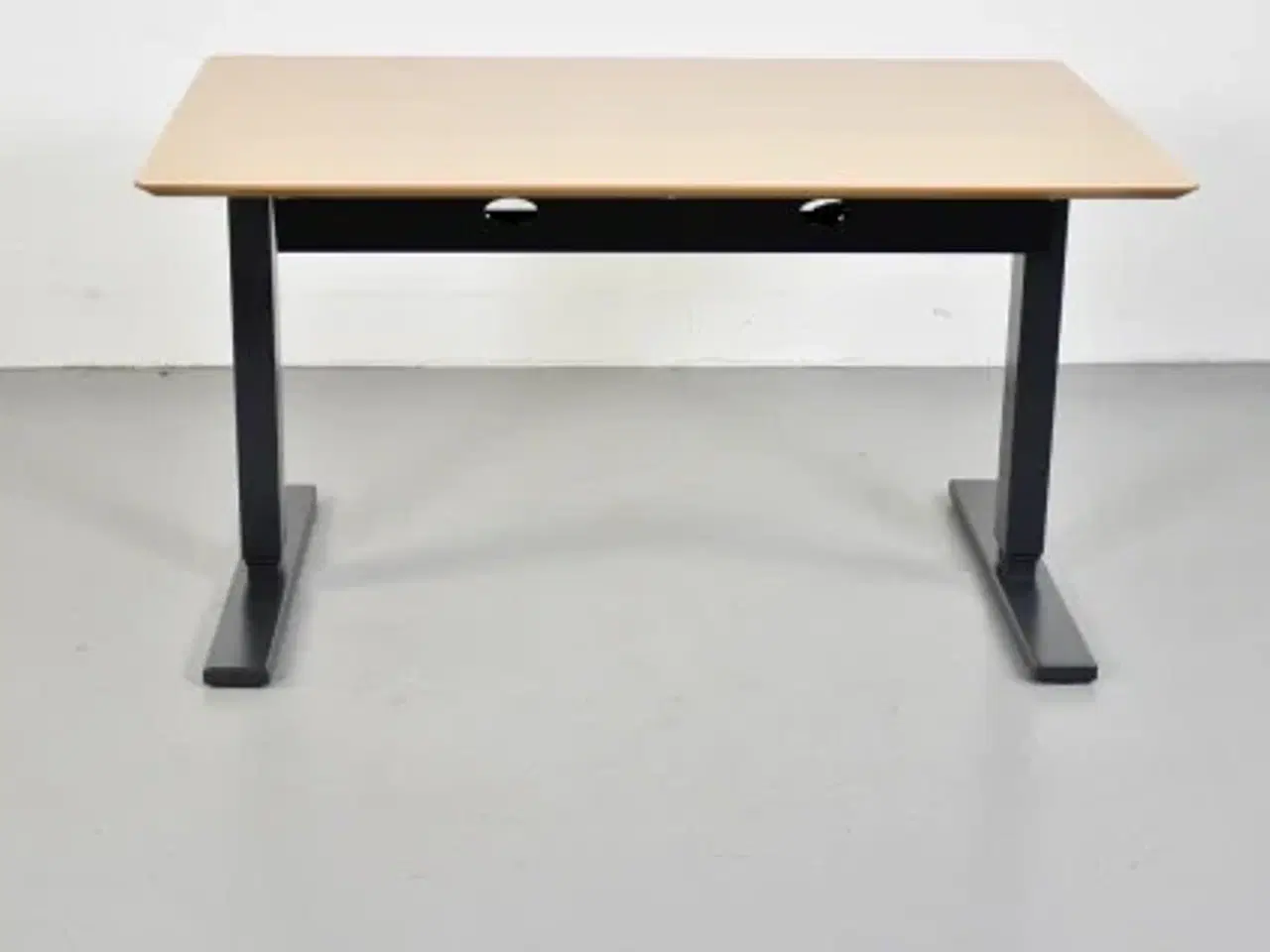 Billede 3 - Scan office hæve-/sænkebord med bøgefiner, 120 cm.