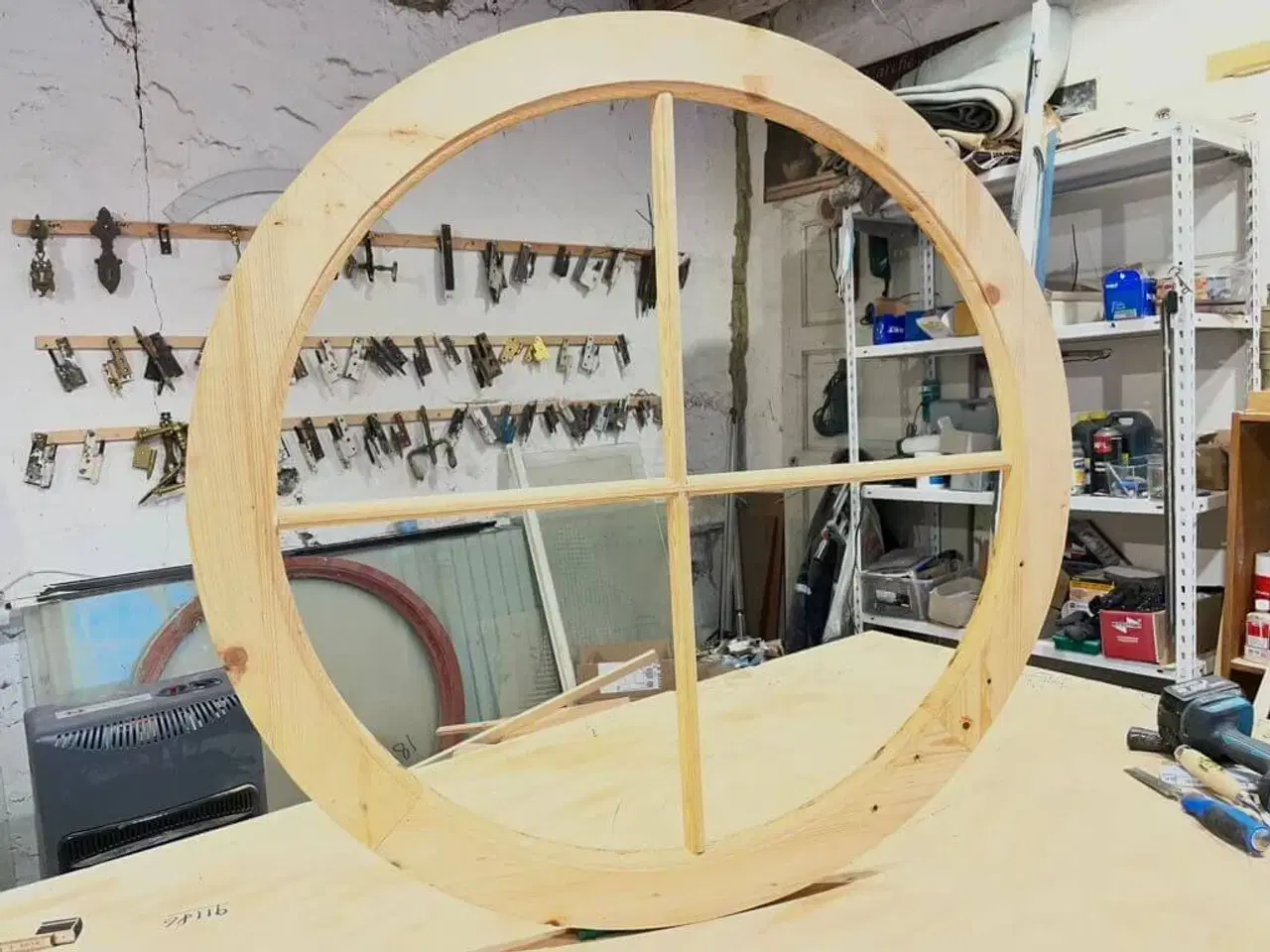 Billede 3 - Nylavet, større rundt vindue m. fire rudefelter