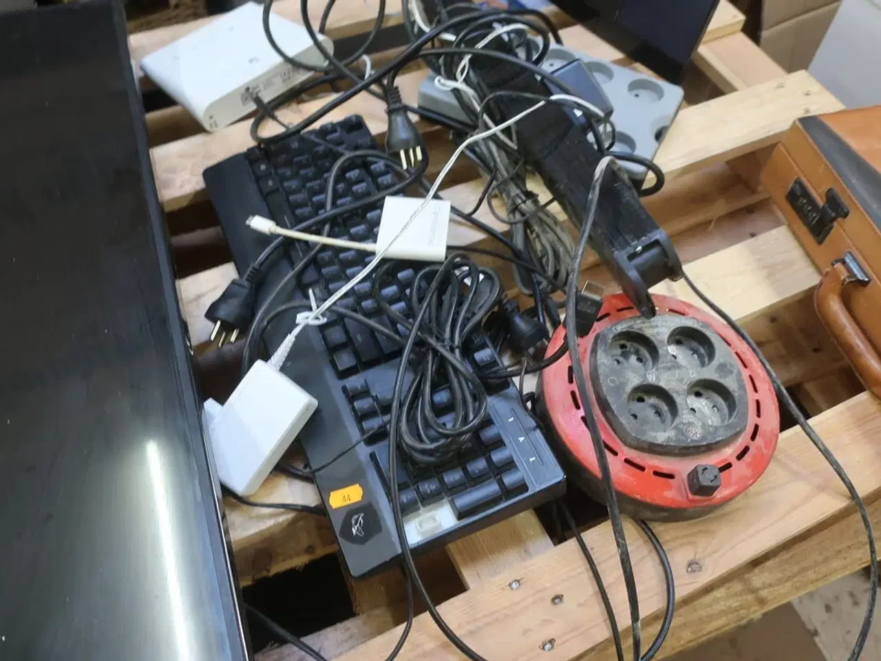 Billede 5 - Skærm, tastatur, radio m.m.