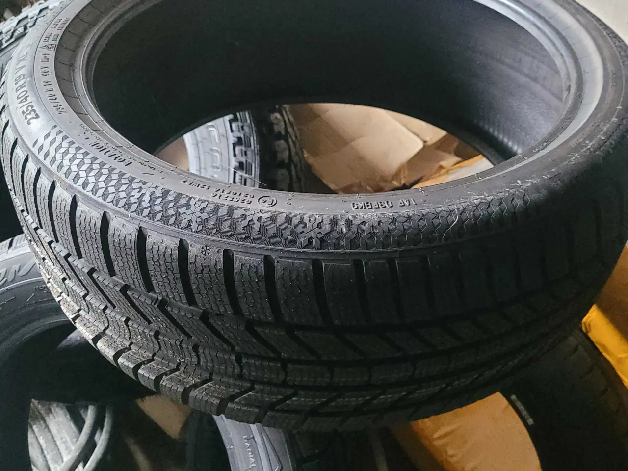 Billede 3 - 235 / 40 R 19 v xl